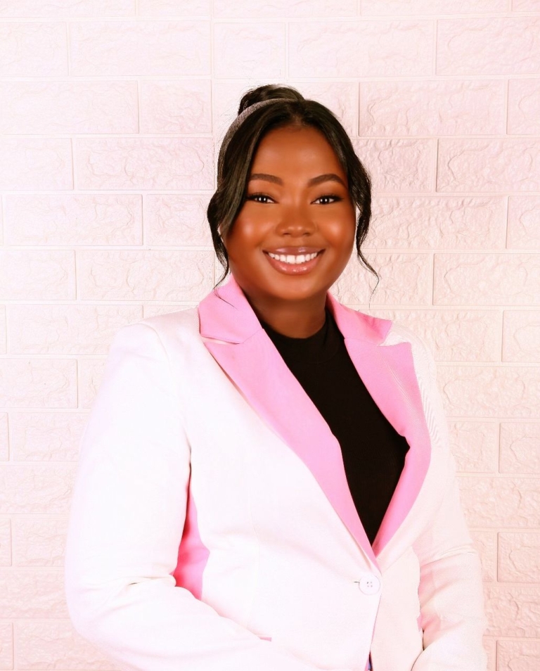 lola2 e1716543091964 768x954